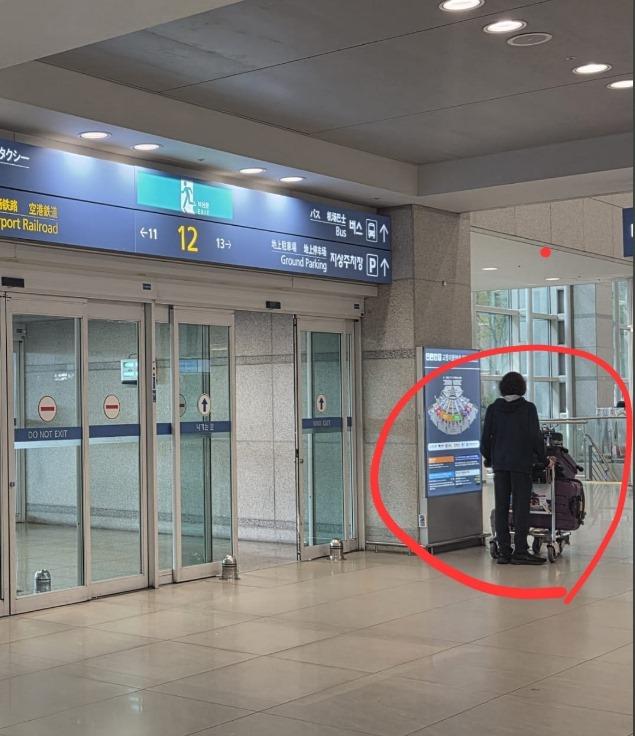 Indoor meeting point near Gate 12 at Incheon Airport Terminal 1